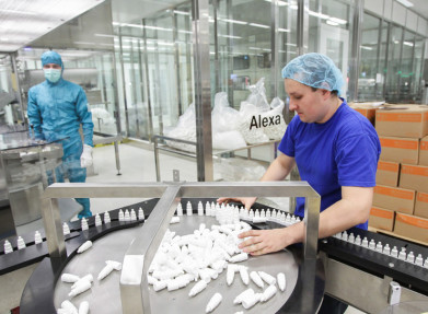 Один из крупнейших поставщиком физраствора в России приостановит производство